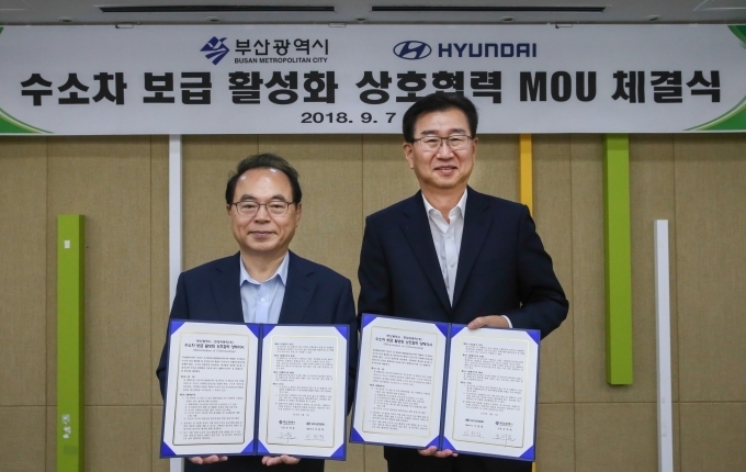 7일 부산시청에서 진행된 ‘현대자동차–부산시 수소전기차 보급 활성화 상호협력 MOU 체결식’에서 이원희 현대자동차 대표이사 사장(오른쪽)과 오거돈 부산광역시 시장(왼쪽)이 기념 촬영을 하고 있는 모습