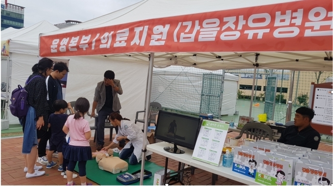 갑을장유병원은 제13회 ‘김해 뮤직페스티벌 연어’에 전문의료팀을 구성해 지원부스 운영과 행사 의료지원 및 체험 프로그램을 진행했다.
