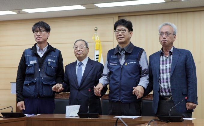 왼쪽부터 금속노조 쌍용자동차지부 김득중 지부장, 쌍용자동차 최종식 대표이사, 쌍용자동차 홍봉석 노동조합 위원장, 대통령 직속 경제사회노동위원회 문성현 위원장.