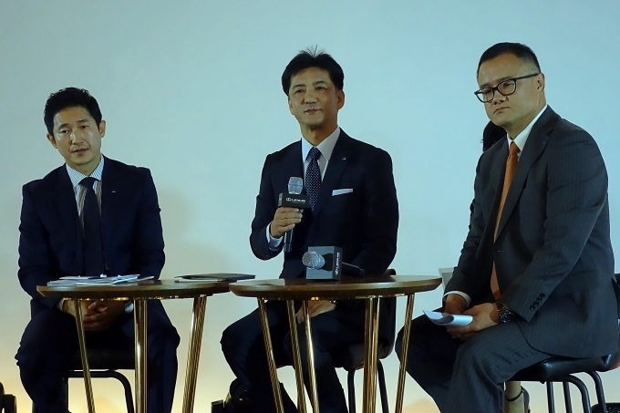 (사진 왼쪽부터) 이병진 이사, 타케무라 노부유키 한국 토요타 자동차 사장, 야스히로 사가키바라 렉서스 ES 치프 엔지니어가 기자들의 질문에 답하고 있다.