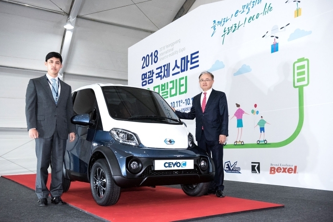 ‘2018 영광 국제 스마트 e-모빌리티 엑스포’ 신제품 발표회에서 캠시스 권현진 부회장과 박영태 대표가 CEVO-C 앞에서 포즈를 취하고 있다.
