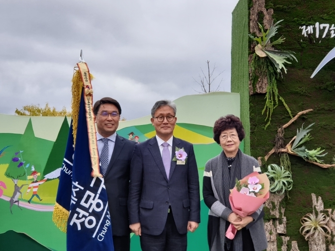 신수정 현대차 정몽구재단 이사장(오른쪽)과 박형배 사무총장(왼쪽), 김재현 산림청장(가운데)이 기념촬영을 하고 있다.