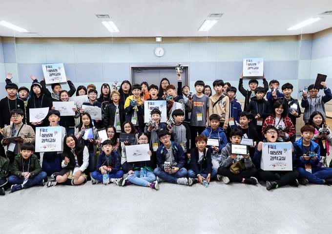 ‘쉐보레 자동차 과학교실’에 참여한 경남 지역 학생들의 모습.