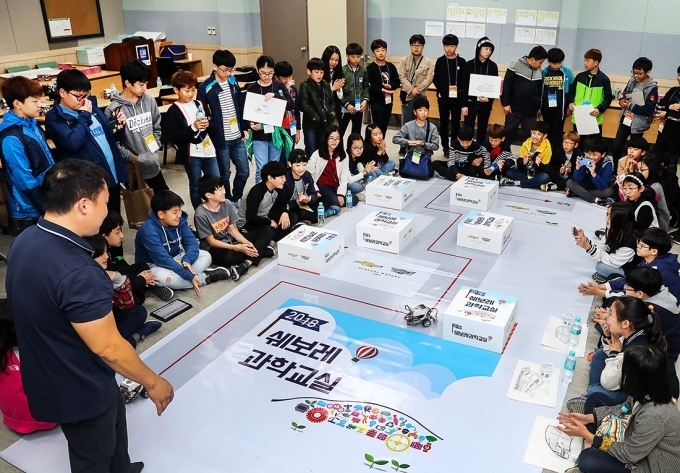 한국지엠 창원공장 연수관에서 코딩을 이용한 자율주행 자동차 만들기, 미로 찾기, 드론 제어 등을 체험하고 있는 경남지역 학생들의 모습.