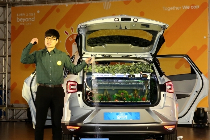 우수상을 수상한 ‘숲어카’에 대해 설명하는 모습