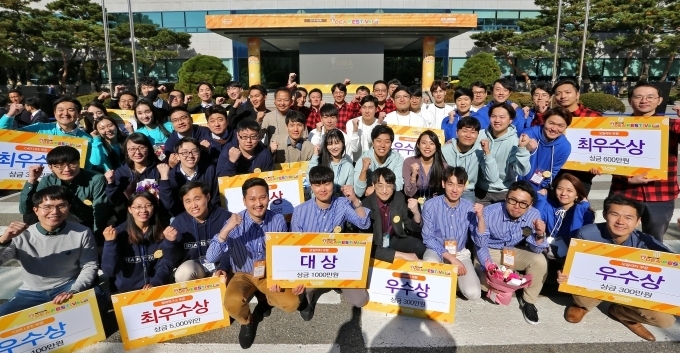 현대기아차‘2018 R&D 아이디어 페스티벌’ 수상자들이 기념촬영을 하고 있다.