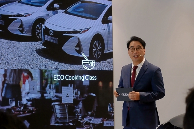 강대환 토요타코리아 세일즈&마케팅 부문 상무가 아발론 하이브리드 마케팅 전략을 소개하고 있다.