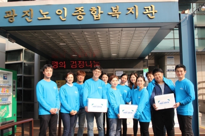 쏘카 임직원들이 6일 광진노인종합복지관에서 서울시 나눔카와 함께 저소득층 어르신 김장 담그기 지원금 3574만1000원을 전달했다.