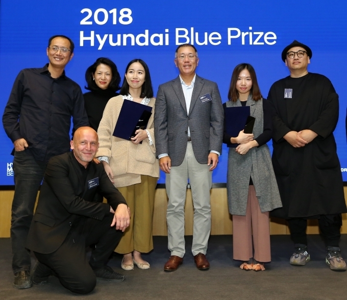 현대자동차가 서울, 베이징, 모스크바 현대 모터스튜디오에서 '미래 인류' 주제로 대규모 미디어아트 프로젝트를 개막했다. 이와 함께 7일 현대 모터스튜디오 베이징 개막식에서는 중국 유망 신진 큐레이터를 선발하는 '현대 블루 프라이즈시상식을 가졌다. 시상식에서 (좌로부터) 심사위원 츄즈지에·마틴 혼직·일레인 W, 지속가능상 수상자 웨이잉, 정의선 현대자동차그룹 수석부회장, 창의상 수상자 롱싱루 심사위원 리전화의 모습