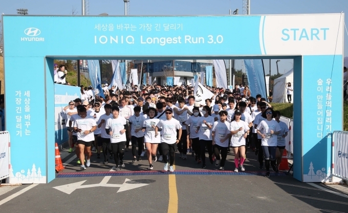지난 10일 부산 기장-현대차 드림볼파크에서 열린 ‘아이오닉 롱기스트 런 페스티벌’에서 참가자들이 7km 단체 러닝에 앞서 몸을 풀고 있는 모습