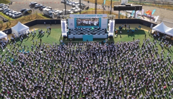 지난 10일 부산 기장-현대차 드림볼파크에서 열린 ‘아이오닉 롱기스트 런 페스티벌’에서 7km 단체 러닝에 참가한 사람들의 모습