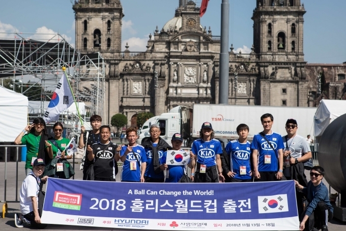 2018 홈리스월드컵이 열리는 멕시코 멕시코시티에서 대한민국 대표팀이 지난 12일(현지시각) 기념사진을 촬영하는 모습