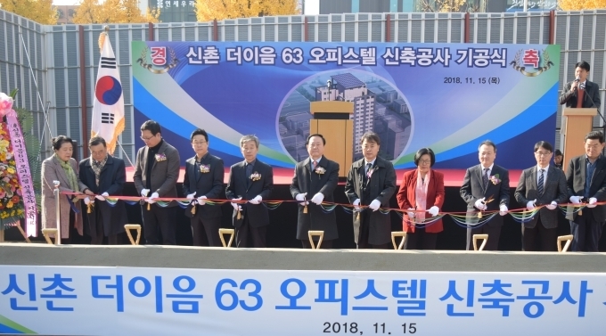 갑을건설이 박찬일 사장(좌측 5번째) 및 시행사, 감리 등 관계자 총 50여명이 참석한 가운데 서대문구에 위치한 ‘신촌 더이음 63’ 오피스텔 공사현장에서 기공식을 개최하고 있다.