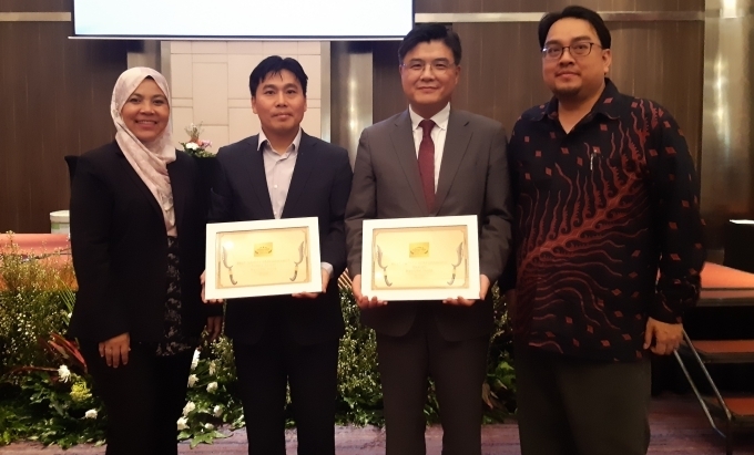 (왼쪽부터) 시티 자하라(Siti Zaharah) MIROS(Malaysian Institute of Road Safety Research) 원장, 권영길 현대차 책임연구원, 이시훈 현대차 고객안전전략실장, 카이릴 앤워(Khairil Anwar) 아세안 NCAP 사무총장이 기념사진을 촬영하고 있는 모습
