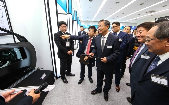 현대·기아차 남양연구소에서 열린 'R&D 협력사 테크 데이’ 행사에 참석한 양웅철 부회장이 협력사 선행 신기술 전시물을 살펴보고 있는 모습.
