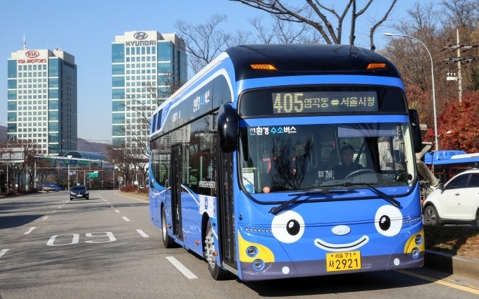 서울 시내버스 405번 노선에 투입된 현대차 신형 수소전기버스가 양재동 현대차 사옥을 지나고 있다.