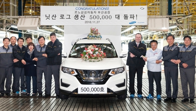 (차량 우측부터) 프랑스, 일본, 한국을 대표하는 르노삼성자동차 ‘도미닉시뇨라’ 사장, 르노닛산미쓰비시 얼라이언스 제조의 일본-한국을 총괄하고 있는 닛산 ‘혼다 세이지’ 부사장(SVP), 르노삼성자동차 제조본부‘이기인’ 부사장이 얼라이언스 동맹의 굳건한 관계를 다짐하고 있다.