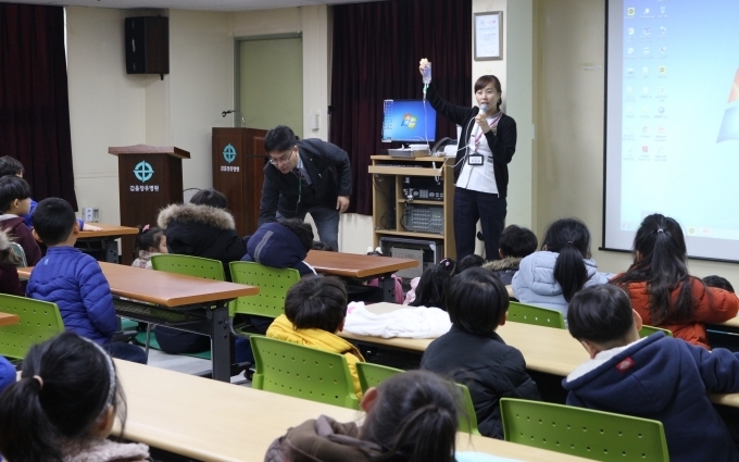 갑을장유병원에서 실시한 보건교육에서 간호사가 주사기, 청진기, 링겔 등에 대해 아이들 눈높이에 맞게 설명하고 안전한 체험 활동을 진행하고 있다.