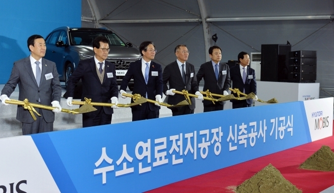 11일 현대모비스 충주 수소 연료전지시스템 제2공장 신축 기공식에서 주요 참석자들이 시삽 행사를 진행하고 있다. 사진 왼쪽부터 조길형 충주시장, 이시종 충청북도지사, 성윤모 산업통상자원부 장관, 정의선 현대자동차그룹 수석부회장, 정진행 현대자동차 사장, 임영득 현대모비스 사장 순.
