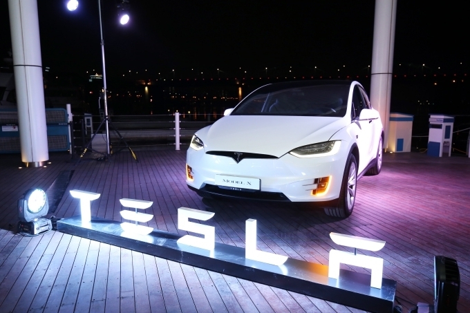 지난 11일 진행된 Model X Delivery Event에 전시된 Tesla Model X