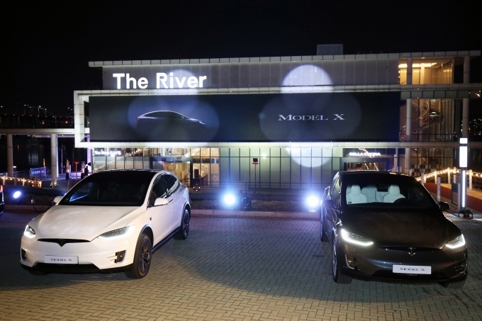 지난 11일 진행된 Model X Delivery Event에 전시된 Tesla Model X