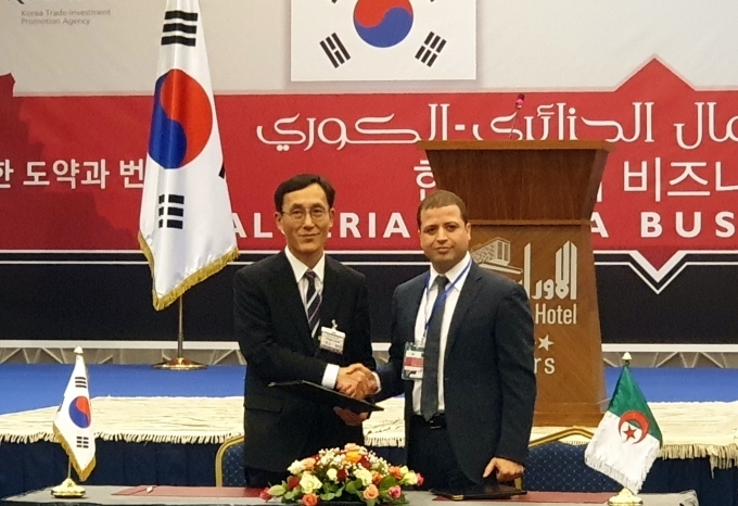 (왼쪽부터) 최돈호 상용수출사업부장, 하산 아르바위 글로벌 그룹 회장(Hacene Arbaoui, Global Group Chairman)이 기념사진을 촬영하고 있는 모습