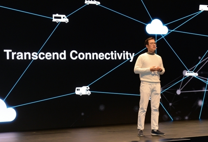현대차 ICT본부장 서정식 전무가 커넥티드카 글로벌 리딩 전략인 ‘연결의 초월성(Transcend Connectivity)’에 대해 발표하고 있는 모습