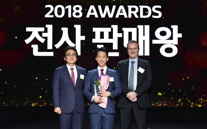 르노삼성은 지난 9일 '2019 네트워크 컨벤션' 행사를 개최하고 우수 직원에 대한 시상을 실시했다. (왼쪽부터) 김태준 르노삼성 영업본부장, 이강준 강남대리점 엑스퍼트, 도미닉 시뇨라 르노삼성 대표이사가 기념촬영을 하고 있다