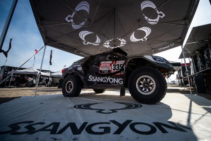지난 6일 (현지시간) 페루 리마(Lima)에서 열린 2019 다카르 랠리(Dakar Rally) 포디움 개막식에서의 쌍용자동차 렉스턴 DKR의 모습. 렉스턴 DKR은 렉스턴 디자인 기반의 후륜구동 랠리카로 개조된 차량으로, 출력 450hp, 토크 1,500Nm의 6.2L 8V 엔진이 탑재됐다.