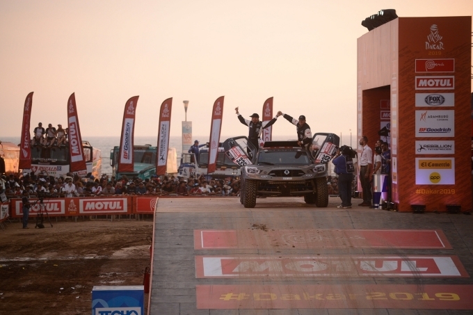 쌍용자동차가 지난해에 이어 2년 연속 지옥의 레이스 ‘다카르 랠리(Dakar Rally)’에 도전해 9일(현지시간) 기준 3구간까지 완주하며 순항 중이다. 쌍용자동차는 오스카 푸에르테스(Oscar Fuertes, 사진 오른쪽)와 디에고 발레이오(Diego Vallejo) 선수가 한 팀을 이뤄 렉스턴 DKR로 레이스를 펼치고 있다.