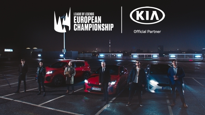 왼쪽부터, 기아자동차 ‘리그 오브 레전드 유럽 리그(League of Legends European Championship) 후원’ 스폰서십 체결 영상에 등장하는 캐스터 Vedius(본명 : Andrew Day), Froskurinn(본명 : Indiana Black), Romain Bigeard, Quickshot(본명 : Trevor Henry), Drakos(본명 : Daniel Drakos), Medic(본명 : Aaron Chamberlain)가 기아자동차 스포티지, 스팅어, 씨드 앞에서 포즈를 취하고 있는 모습