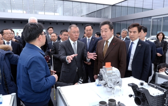 이낙연(오른쪽) 국무총리가 30일 경기도 화성시 현대·기아차 기술연구소를 방문, 정의선 현대자동차그룹 수석부회장으로부터 친환경차 부품에 대한 설명을 듣고 있다.