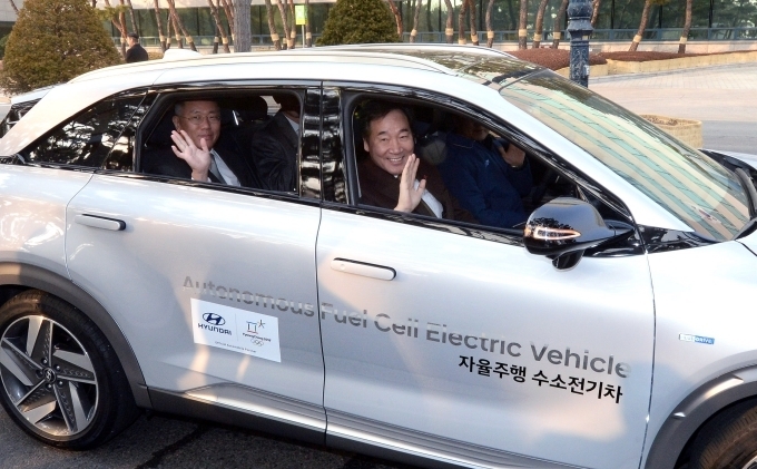 이낙연(앞 좌석) 국무총리가 30일 경기도 화성시 현대·기아차 기술연구소에서 정의선 현대자동차그룹 수석부회장과 함께 넥쏘 자율주행 수소전기차를 시승하고 있다.