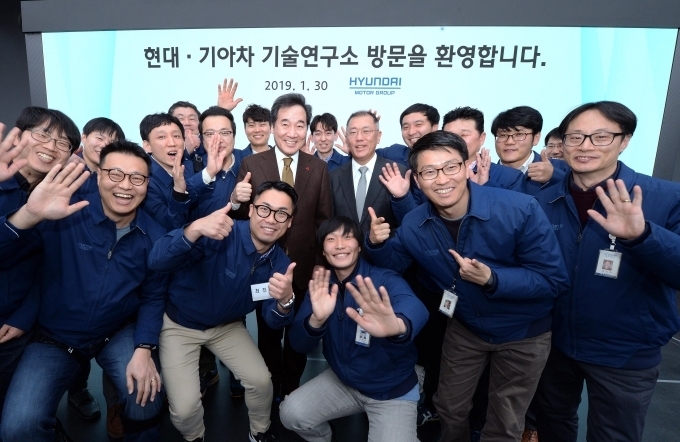 이낙연(사진 가운데) 국무총리가 30일 경기도 화성시 현대·기아차 기술연구소에서 정의선 현대자동차그룹 수석부회장, 연구원들과 함께 기념촬영을 하고 있다.