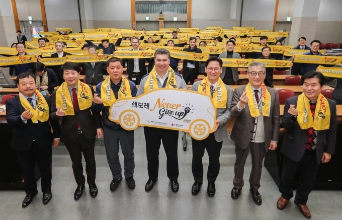맨 가운데 한국지엠 카허 카젬 사장을 기준, 왼쪽으로 전국금속노조 한국지엠지부 임한택 지부장, 오른쪽으로 박우영 나래장애인주간보호센터 센터장, 정명환 인천사회복지공동모금회 회장, 유명 쉐프 이연복 홍보대사 등 행사 참석자들의 모습.