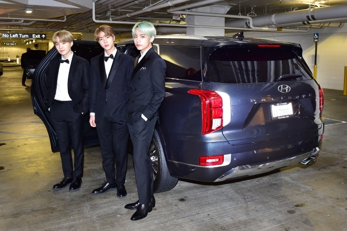 방탄소년단이 10일(현지시간) 미국 LA 스테이플스 센터에서 개최되는 제61회 그래미 어워즈(Grammy Awards) 참석을 위해 숙소인 인터컨티넨탈 호텔에서 팰리세이드를 타고 출발하는 모습. 왼쪽부터 슈가, 진, 뷔