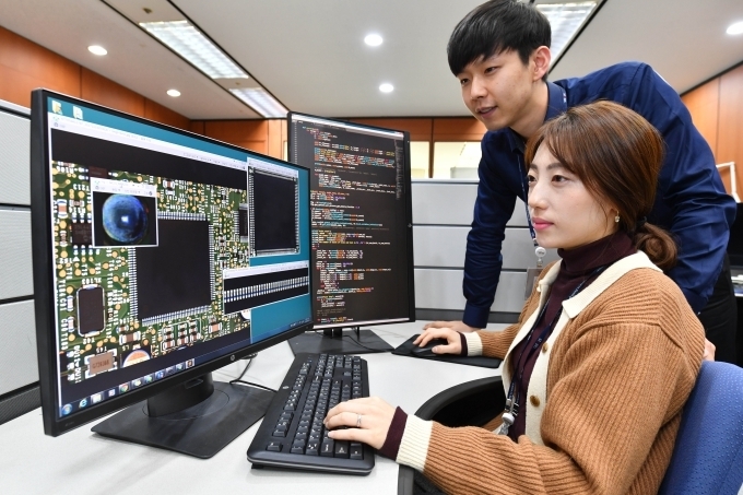 현대모비스가 전사적인 경영혁신을 위해 신설한 빅데이터팀에서 팀원들이 다양한 제품 샘플들을 보며 맞춤형 인공지능 기술을 개발하고 있다.