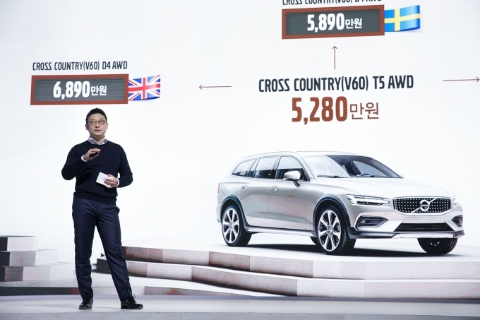 이윤모 볼보자동차코리아 대표가 신형 V60 크로스컨트리에 대해 설명하고 있다.