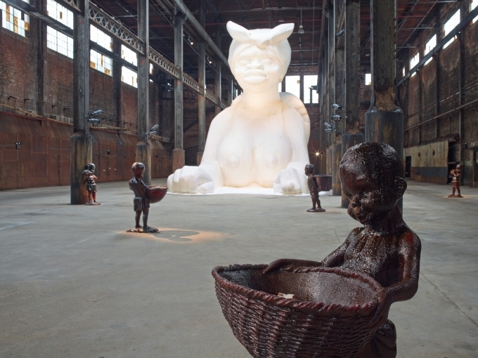 카라 워커의 대표작 A Subtlety, or the Marvelous Sugar Baby, 2014(사진제공:Jason Wyche © Kara Walker)