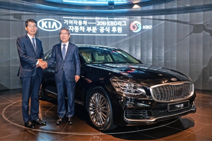 (사진 왼쪽부터) 권혁호 기아차 국내영업본부장(부사장)과 정운찬 한국야구위원회(KBO) 총재가 기념촬영을 하는 모습