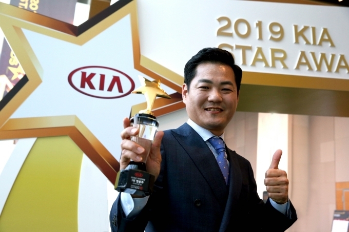 ‘2019 기아 스타 어워즈’에서 판매왕에 오른 망우지점 정송주 영업부장.