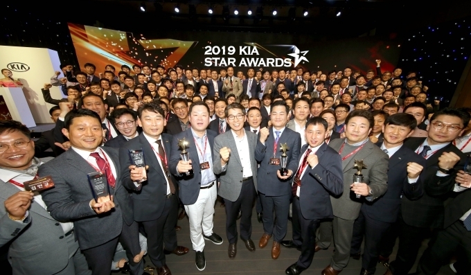 ‘2019 기아 스타 어워즈’에서 기념 촬영을 하고 있는 판매 우수 직원들.
