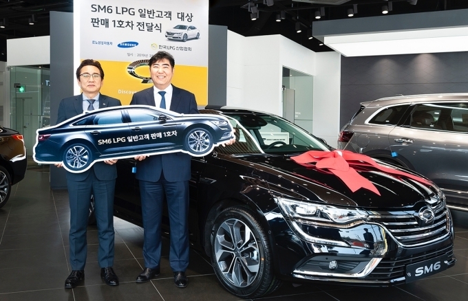 르노삼성자동차 영업본부 김태준 상무(사진 왼쪽)와 국내 1호 LPG 일반판매 고객인 김상범 한국LPG산업협회 회장(사진 오른쪽)이 1호차 전달식을 진행했다.