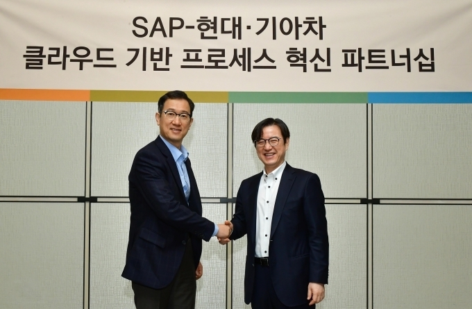 (왼쪽부터) 서정식 현대·기아차 ICT본부장과 이성열 SAP 코리아 대표가 악수하고 있는 모습