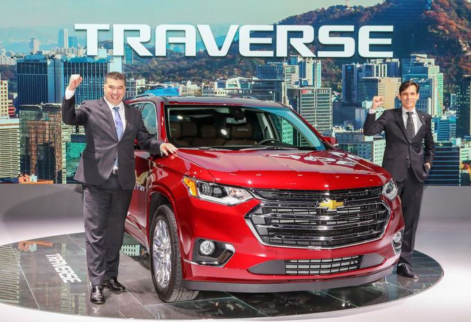 대형 SUV 트래버스와 픽업트럭 콜로라도 앞에서 포즈를 취하고 있는 카허 카젬 한국지엠 사장(왼쪽)과 시저 톨레도 한국지엠 영업 및 서비스 부문 부사장(오른쪽).