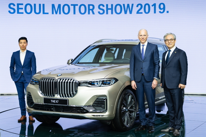 BMW 그룹 보드멤버 피터 노타(가운데)와 BMW 그룹 코리아 김효준 회장(오른쪽), BMW 그룹 임승모 디자이너(왼쪽)가 뉴 X7과 함께 포즈를 취하고 있다.