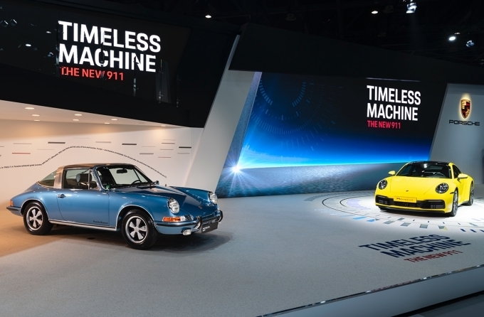 911 S 2.2 타르가(왼쪽)와 신형 911(오른쪽)