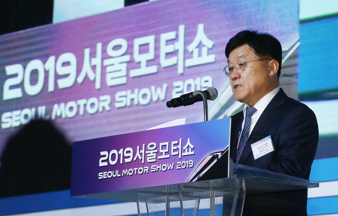 ‘2019서울모터쇼’ 개막식이 29일 오전 경기도 고양 일산 킨텍스(KINTEX) 제2전시장에서 열렸다. 2019서울모터쇼는 내달 7일까지 열흘간 개최된다. 서울모터쇼조직위원회 정만기 위원장(한국자동차산업협회 회장)이 개막식에서 개막사를 하고 있다.