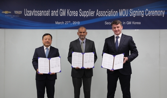 GMI 구매부문이 우즈오토, 한국지엠 협신회와 업무협약을 맺고 우즈베키스탄 자동차 산업발전과 부품공급 확대를 위한 상호 협력을 다짐했다. 사진은 (왼쪽부터) 문승 한국지엠 협신회 회장, 쟈니 살다나 구매부문 부사장, 우므루자코브 샤브카트 우즈오토 회장.