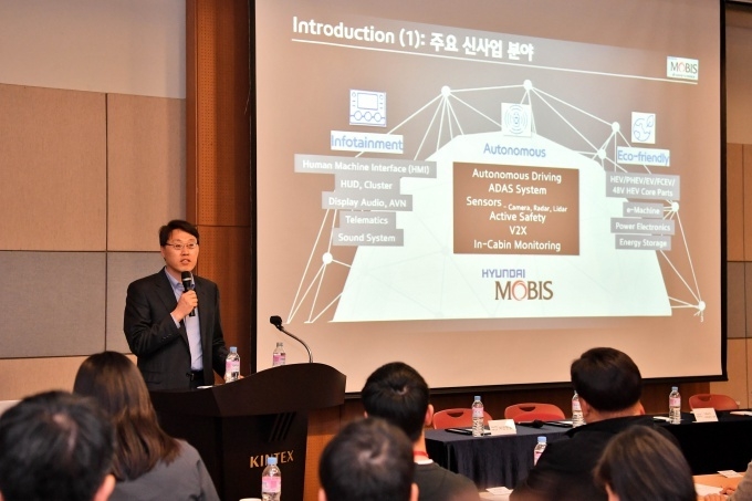 이진언 현대모비스 자율주행개발실장(상무)이 지난 28일 경기 일산 킨텍스에서 개최된 ‘2019 서울모터쇼’에서 현대모비스의 딥러닝 기반 영상인식 기술 개발 현황을 설명하고 있다.